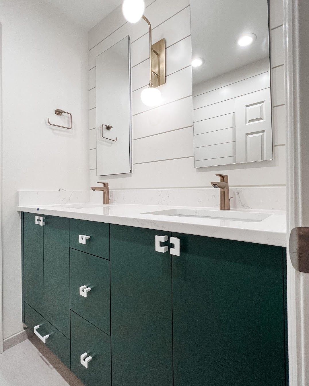 Freestanding tub with stone accent wall